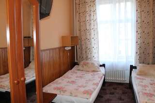 Отель Hotel Polonia Намыслув Двухместный номер с 2 отдельными кроватями и общей ванной комнатой-1