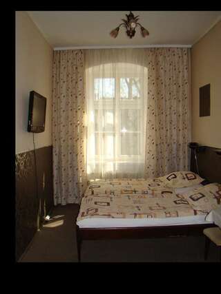 Отель Hotel Polonia Намыслув Двухместный номер с 2 отдельными кроватями и собственной ванной комнатой-4