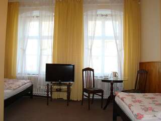 Отель Hotel Polonia Намыслув Двухместный номер с 2 отдельными кроватями и собственной ванной комнатой-5