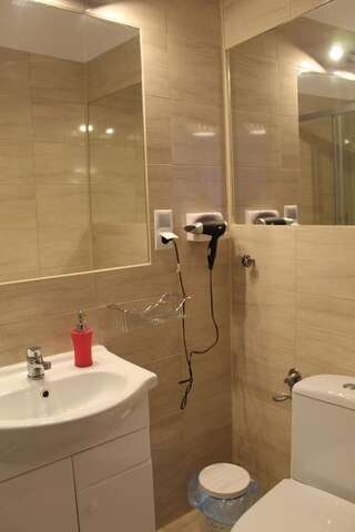 Отель Hotel Polonia Намыслув Трехместный номер с ванной комнатой-2